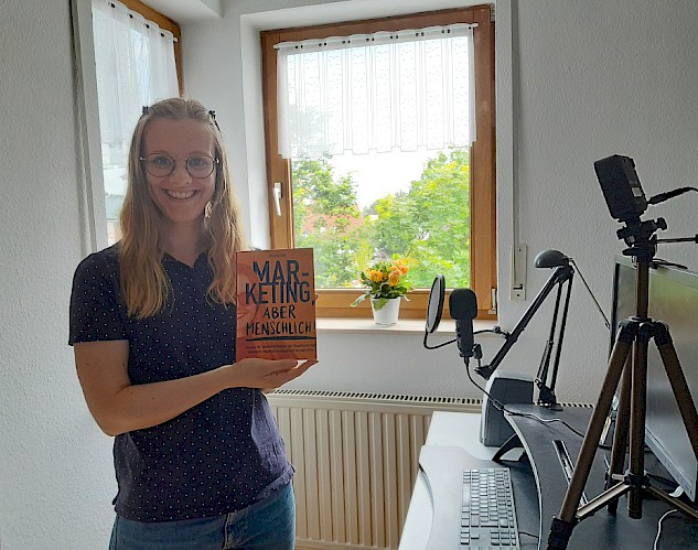 Ich, wie ich die Print-Version meines Buchs stolz in den Händen halte